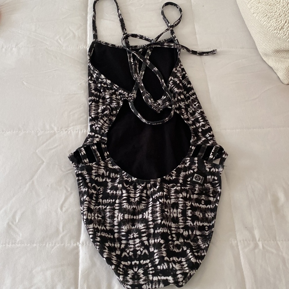 JOLYN TIE BACK ONESIE - Picture 3 of 4